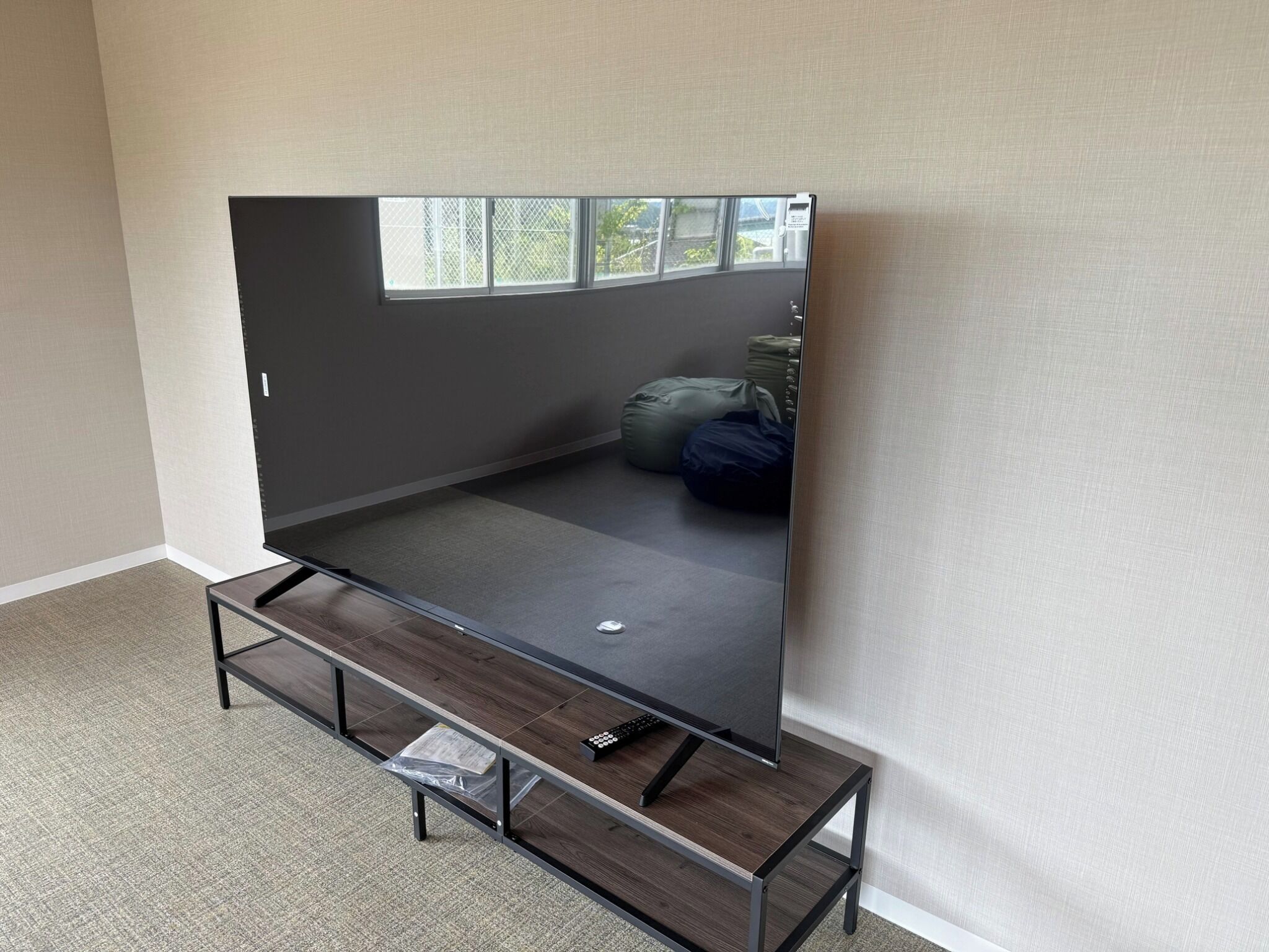 办公桌、免费 WiFi、床单