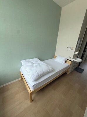 Escritorio, wifi gratis y ropa de cama 