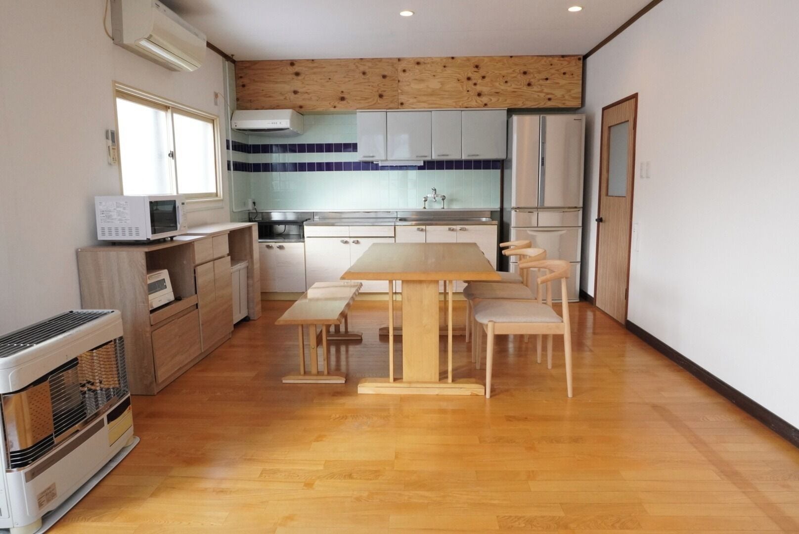 冷蔵庫、電子レンジ、コンロ、調理器具と食器