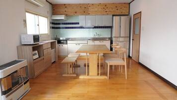 Kühlschrank, Mikrowelle, Herdplatte, Kochgeschirr/Geschirr/Besteck