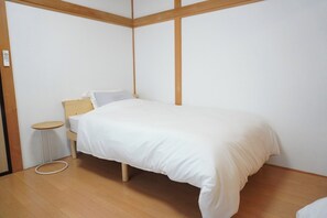 2 soverom, skrivebord, strykejern/-brett og wi-fi (inkludert)