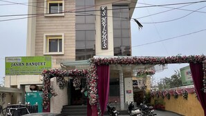 Un edificio con un letrero que dice "K's Heights" y un banner de "JASHIN BANQUET" que anuncia varios servicios para eventos.