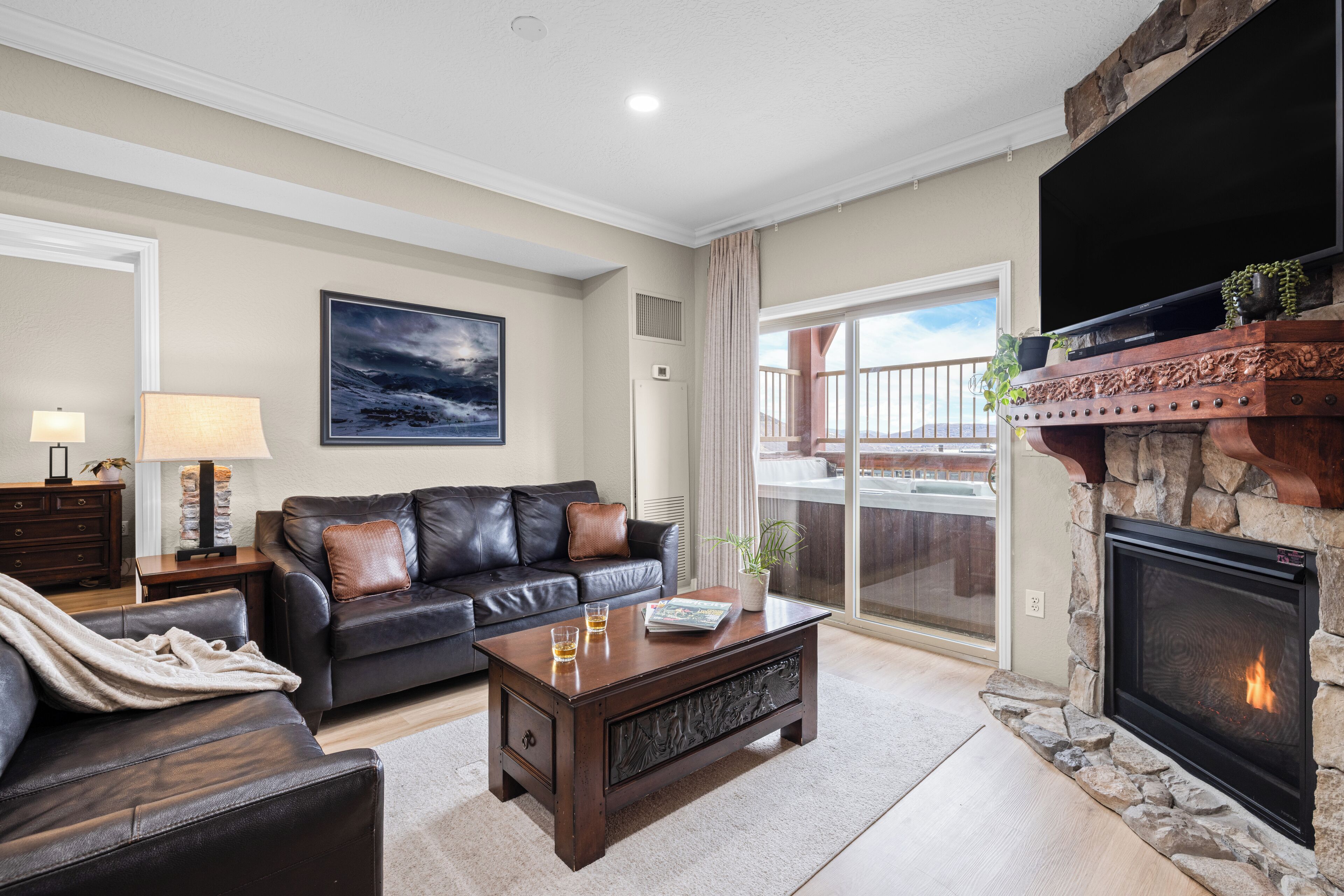 Smart TV, chimenea y oficina 