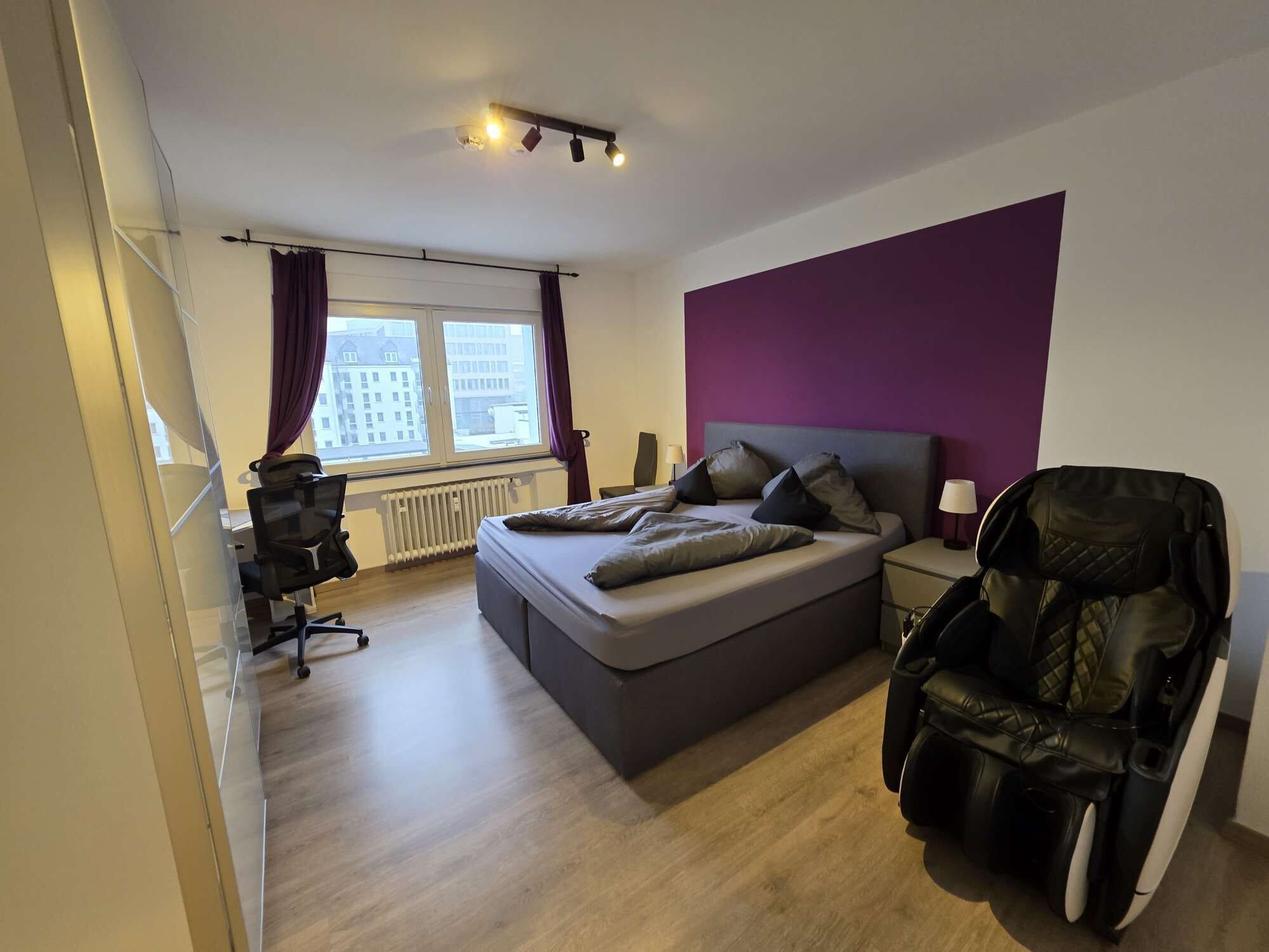 Desk, iron/ironing board, WiFi, bed sheets