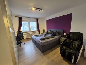 مكتب ومكواة/لوح كي وواي فاي وملاءات أسرّة