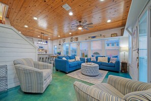 Smart TV, offices - Near Beach + Community Pool + Firepit | Sweet & Salty by AvantStay (Port Aransas)