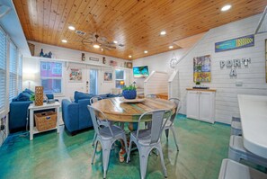 Dining - Near Beach + Community Pool + Firepit | Sweet & Salty by AvantStay (Port Aransas)