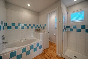 Een douche, een haardroger, handdoeken