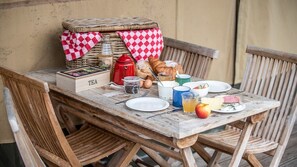 Outdoor dining - Erfgoed Bossem - Stoer Lodgetent XL (Lattrop-Breklenkamp)