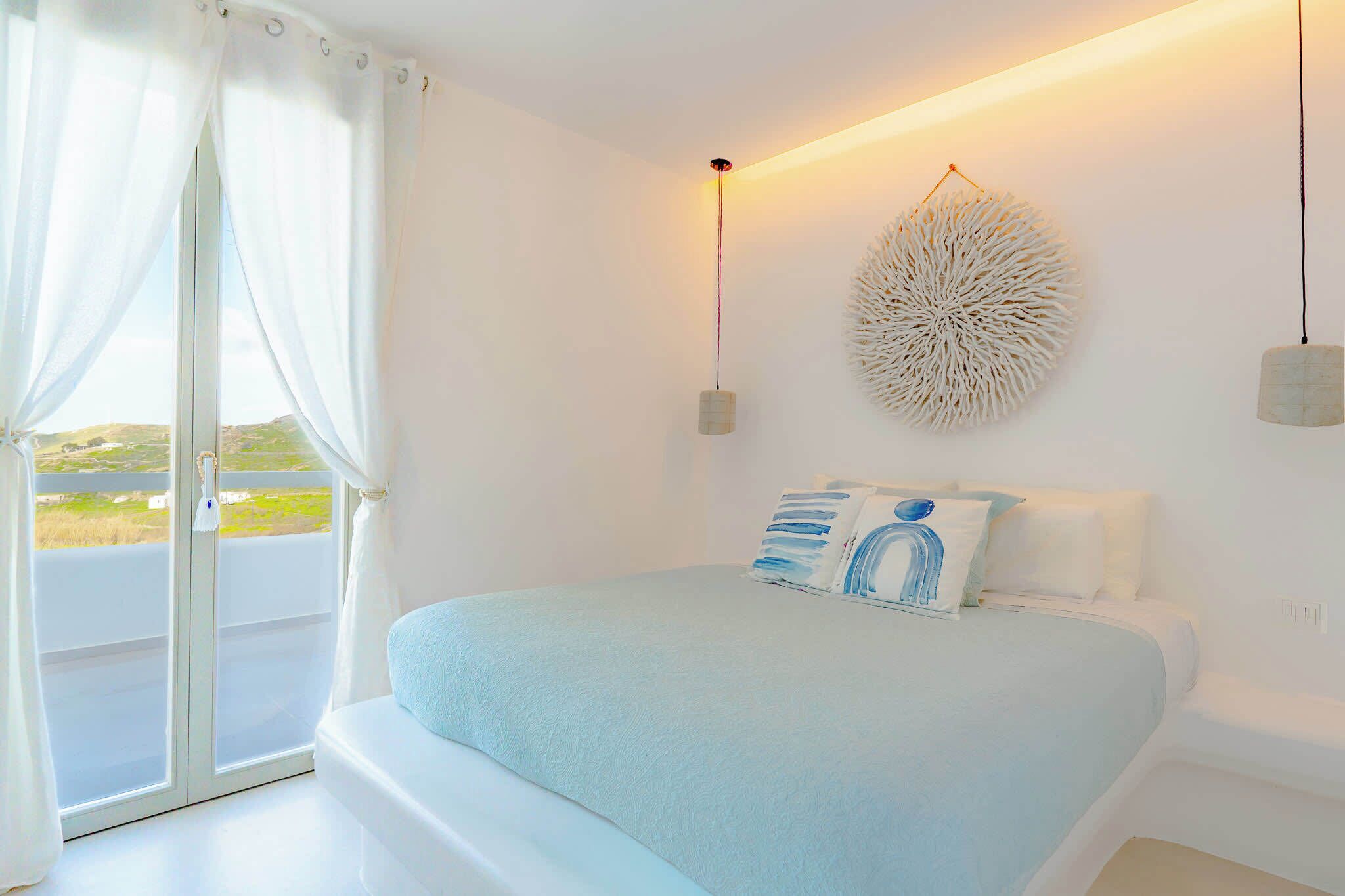 Een strijkplank/strijkijzer, wifi, beddengoed