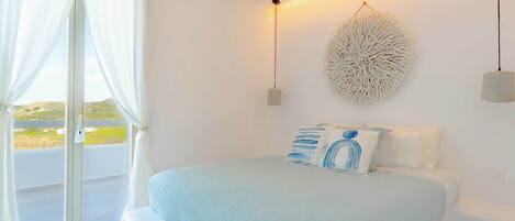 Een strijkplank/strijkijzer, wifi, beddengoed