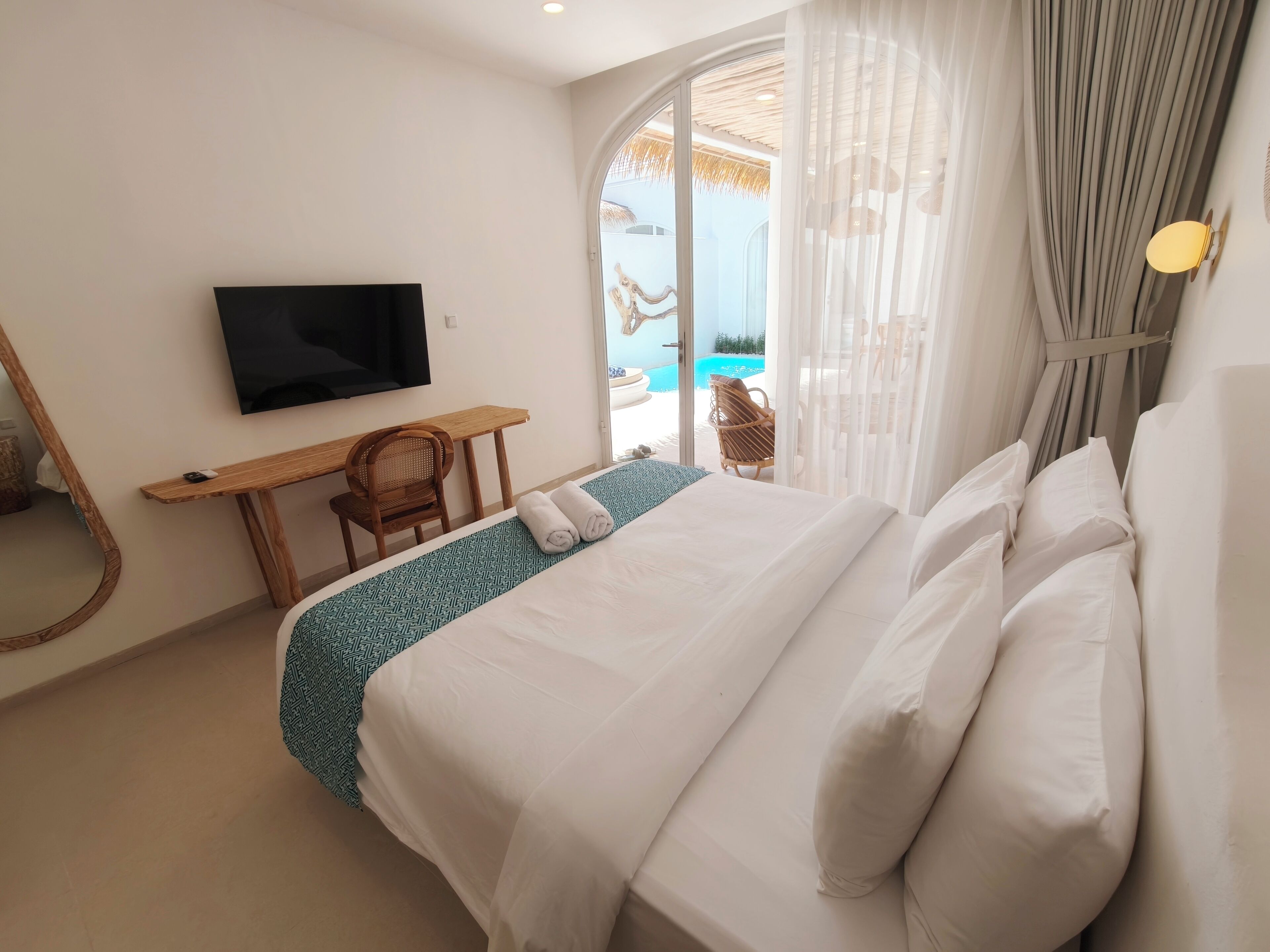 Villa, 2 Bedrooms, Patio, Pool View | Meja, ruang kerja komputer riba, kalis bunyi, Wi-fi percuma 