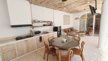 Villa, 2 Bedrooms, Patio, Pool View | Dining