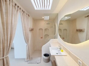 Villa, 2 habitaciones, patio, vistas a la piscina | Baño | Ducha, toallas, jabón y champú
