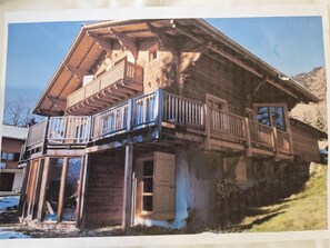 A wooden chalet with a balcony and a covered porch. - Large traditional chalet with all modern amenities, located 750 meters from the gondola (Ollon)