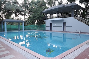 Outdoor pool - la mishika (Tarapith)