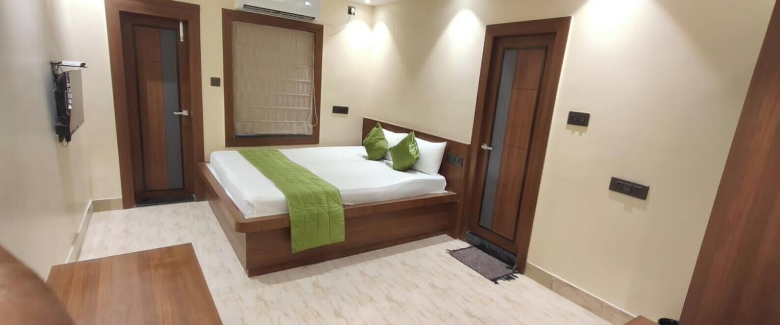 Doppia Deluxe, balcone, vista cortile | Una scrivania, Wi-Fi gratuito