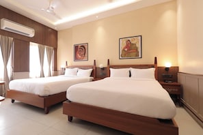 Quadrupla Premium, balcone, vista città | Una scrivania, Wi-Fi gratuito