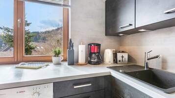 Jääkaappi, mikroaaltouuni, uuni, liesi