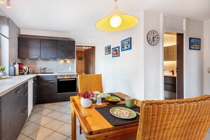 Kylskåp, mikrovågsugn, ugn och spishäll