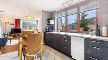 Jääkaappi, mikroaaltouuni, uuni, liesi