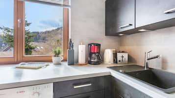 Een koelkast, een microgolfoven, een oven, een kookplaat