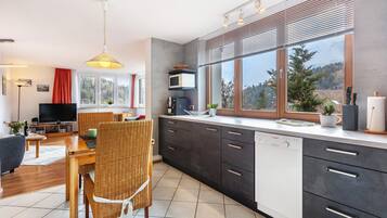 Een koelkast, een microgolfoven, een oven, een kookplaat