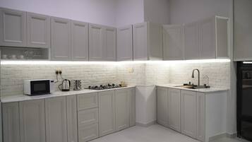 Perushuoneisto, kaupunkinäköala | Yksityinen keittiö | Täysikokoinen jääkaappi, mikroaaltouuni