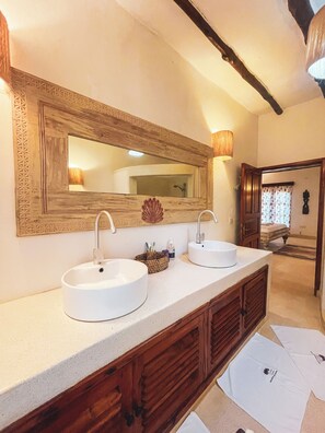 Double Room, Garden View | Bilik Mandi | Selipar, tuala disediakan, sabun, syampu 