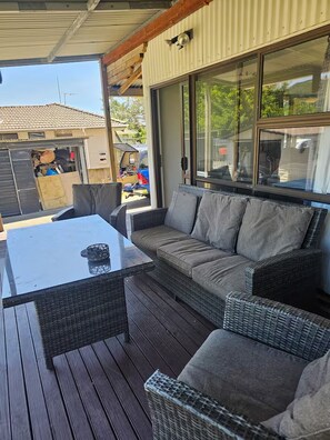 Outdoor dining - The Barn, 4 bedrms, Harry Potter rm, pet friendly (Rotorua)
