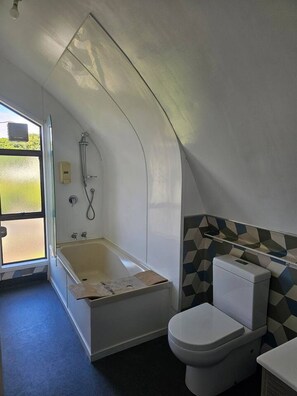 Hair dryer, towels, soap, toilet paper - The Barn, 4 bedrms, Harry Potter rm, pet friendly (Rotorua)