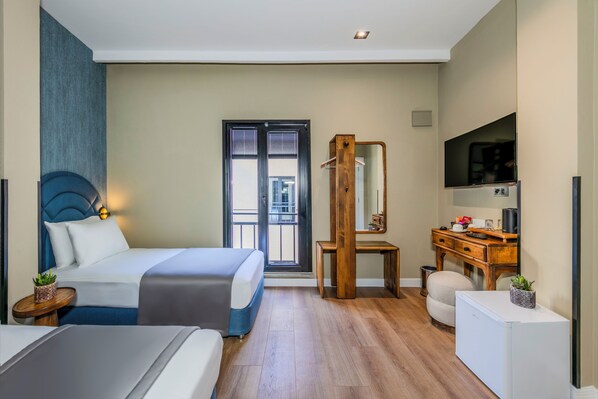 Una habitación de hotel moderna con cama, escritorio, espejo, televisor y ventana con persianas.