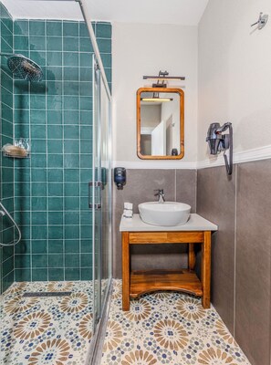 Douche, sèche-cheveux, chaussons, serviettes fournies