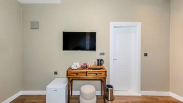 Deluxe Triple Balkonlu Oda | Sábanas de algodón egipcio, ropa de cama de alta calidad y edredón