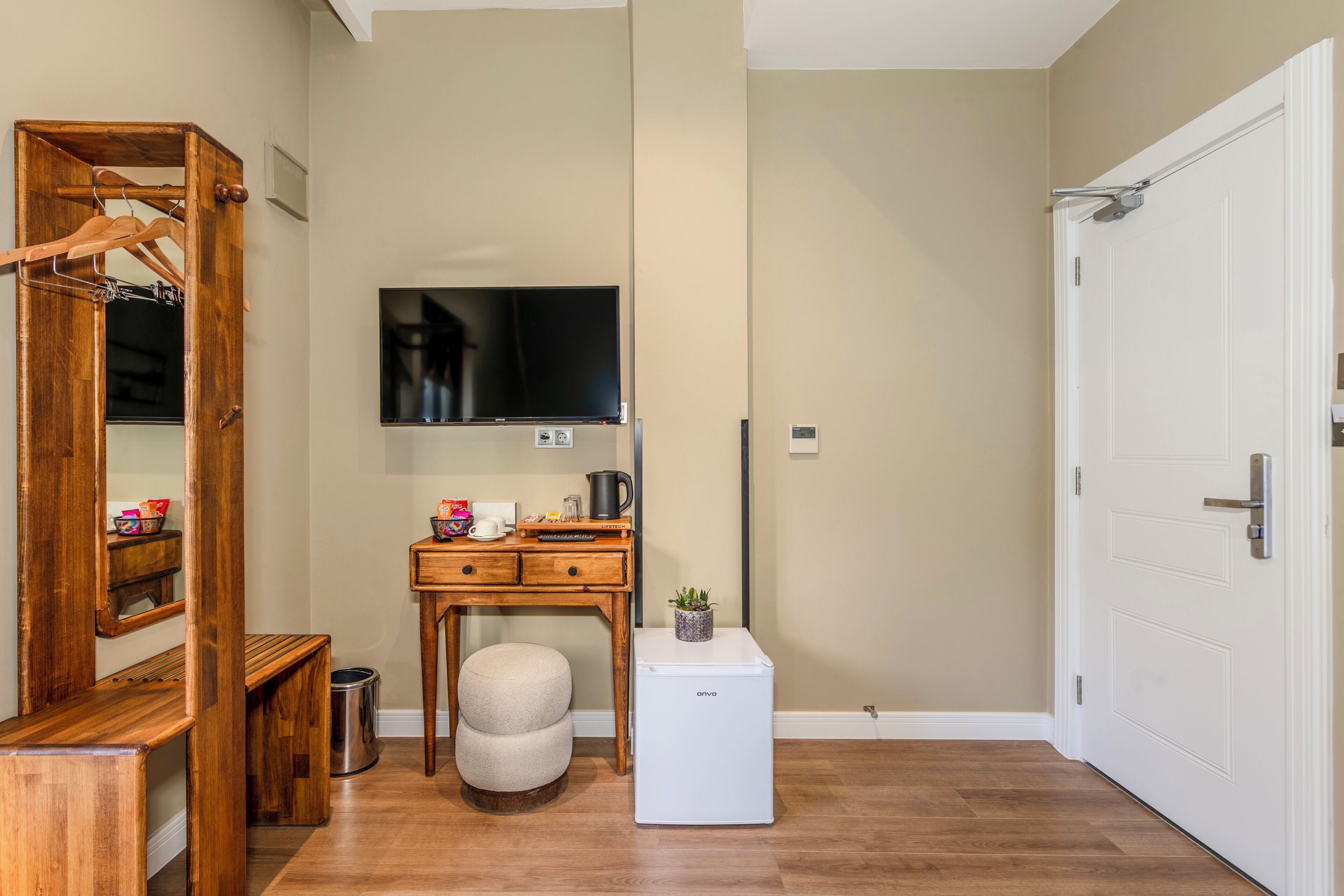 Deluxe Twin Oda | Egyptian cotton sheets, premium bedding, down comforters, minibar