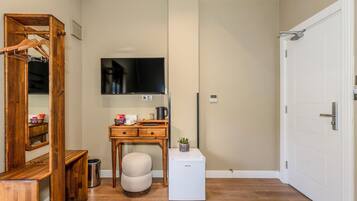 Deluxe Twin Oda | Egyptian cotton sheets, premium bedding, down comforters, minibar