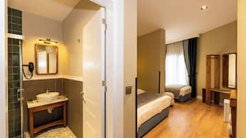 Une chambre d’hôtel avec une salle de bain, un lit et un miroir.