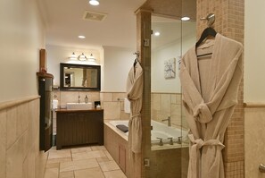 ヘアドライヤー、タオル、石鹸、トイレットペーパー