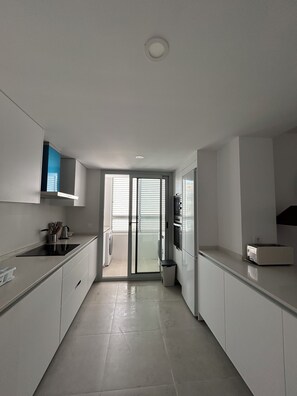 Private kitchen - 🏖️ New Modern House with Pool near Arenal Beach – Long Stays (11+ nights). (Badia de Xàbia)