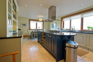Oven, dishwasher, coffee/tea maker, toaster - Large country home on the NC500 Route (North of Scotland)