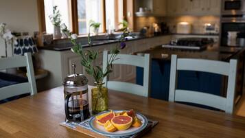 Four, lave-vaisselle, cafetiĂšre/bouilloire, grille-pain