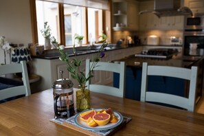 Horno, lavavajillas, cafetera/tetera, tostadora