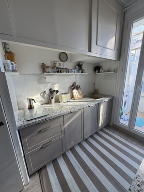 Private kitchen - Cosy, bright T2 apartment with lovely view of Notre-Dame de la Garde. (Marseille)
