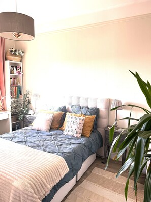 2 habitaciones, tabla de planchar con plancha y ropa de cama 