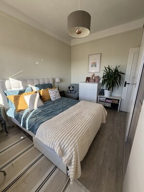 2 bedrooms, iron/ironing board, bed sheets - Cosy, bright T2 apartment with lovely view of Notre-Dame de la Garde. (Marseille)