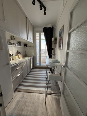 Interior - Cosy, bright T2 apartment with lovely view of Notre-Dame de la Garde. (Marseille)
