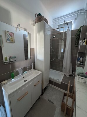 Shower, hair dryer, towels, soap - Cosy, bright T2 apartment with lovely view of Notre-Dame de la Garde. (Marseille)