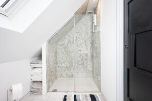 Shower, hair dryer, towels, soap - Peaceful Stylish Entire Apartment - Views, Gardens, Firepit, Balcony (Holt)