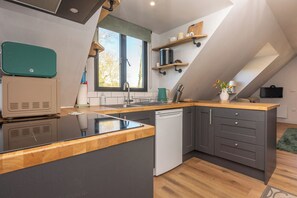Réfrigérateur, four à micro-ondes, un four, surface de cuisson