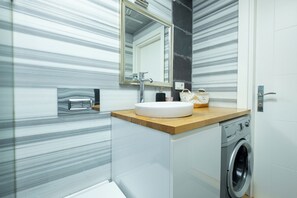 Dusche, Haartrockner, Bidet, Handtücher